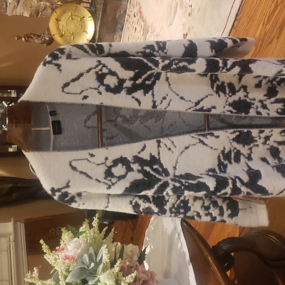 Nwt Cyrus 2X long sweater white and dark gray